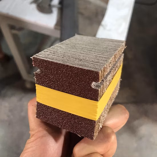 Machine semi-automatique pour fabriquer des roues à lamelles avec arbre